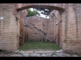 03056 ostia - castrum - decumanus maximus - caseggiati del portico delle mura del castrum (i,i,1) - westlicher raum an der via di diana - bli ri sueden - 09-2022.jpg